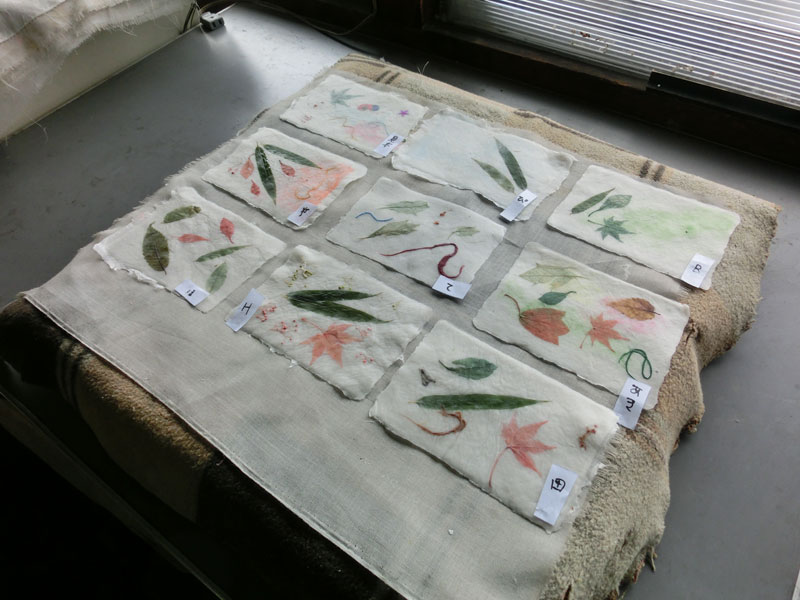 お好きな葉っぱや、色などを使って、自分だけのオリジナル和紙が作れます。