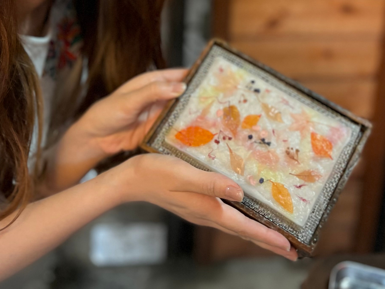 初めての方でも簡単にハガキサイズのオリジナル和紙が作れます。