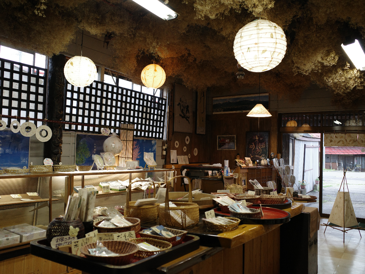 併設した売店で和紙のお土産も購入いただけます。