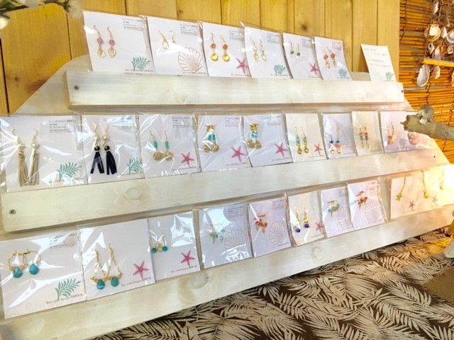 店内ではてづくりアクササリーも販売しています♪
