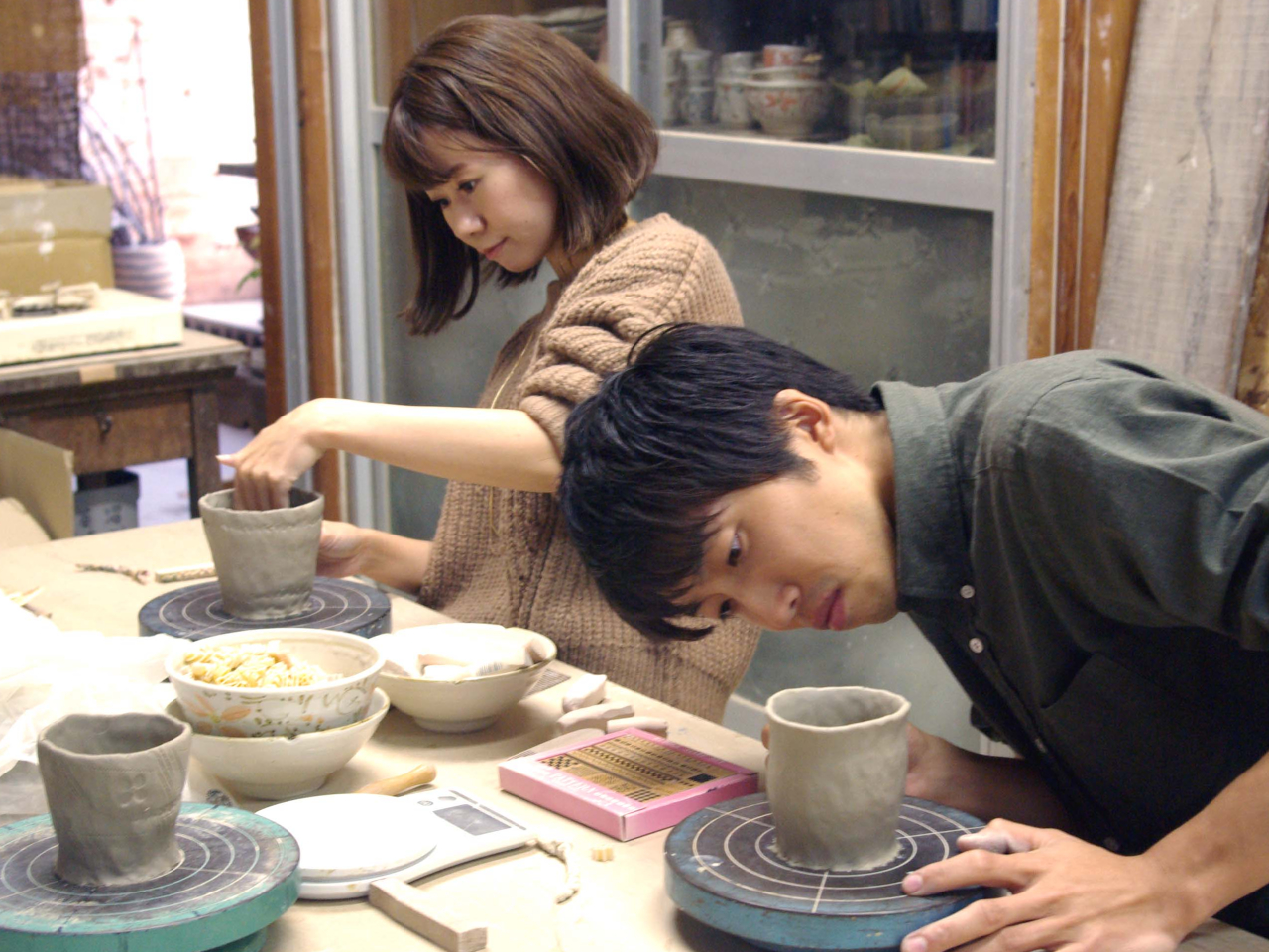 ペアカップ製作中・・・。美味しいお茶を召し上がれ。