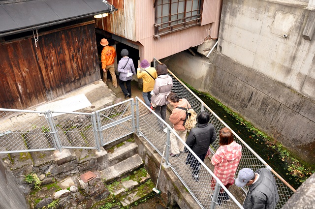 �K�C�h���񂩂痠�b����j�𒮂��Ȃ���A��ˊX���̖��͂��Ĕ������Ă��������B