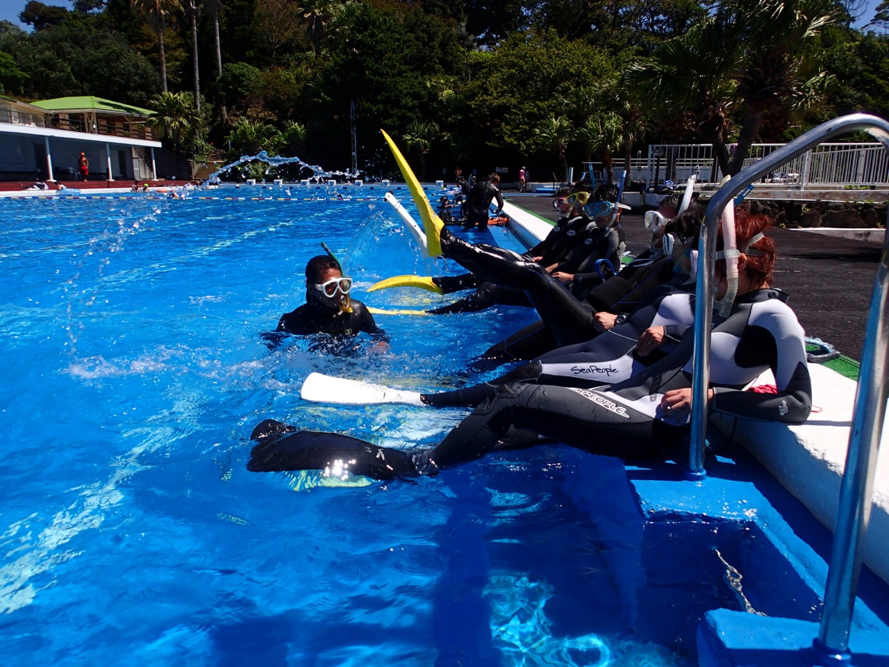 お手軽体験ダイビングですが、ここでの体験ダイブはしっかりと基礎を学べます!! ダイビングの基本中の基本「フィンスイム泳法」をトレーニング