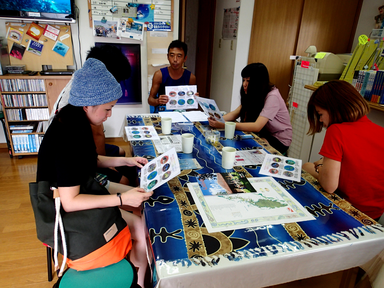 朝の受付時には当日のスケジュールや海で見れるお魚の説明もありますよ!!