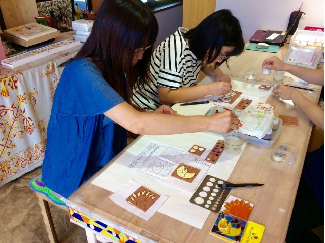 メモリアルタイル絵付け体験 1分 2枚のコースター作り体験 1枚は女川の街にタイルとして飾られます 女川に訪れた思い出に 初心者さん歓迎 カップルおすすめ みなとまちセラミカ工房 じゃらん遊び体験 メモリアルタイル絵付け体験 1分 2枚のコースター作り体験 1枚は女川の街にタイルとして飾られます 女川に訪れた思い出に 初心者さん歓迎 カップルおすすめ みなとまちセラミカ工房 じゃらん遊び体験