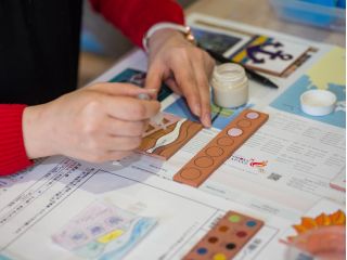 メモリアルタイル絵付け体験 1分 2枚のコースター作り体験 1枚は女川の街にタイルとして飾られます 女川に訪れた思い出に 初心者さん歓迎 カップルおすすめ みなとまちセラミカ工房 じゃらん遊び体験 メモリアルタイル絵付け体験 1分 2枚のコースター作り体験 1枚は女川の街にタイルとして飾られます 女川に訪れた思い出に 初心者さん歓迎 カップルおすすめ みなとまちセラミカ工房 じゃらん遊び体験