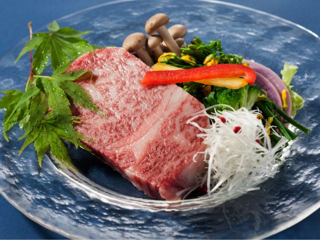 人気の和牛ステーキは、霜降りの甘みとジューシーな旨味が特徴の贅沢な逸品。