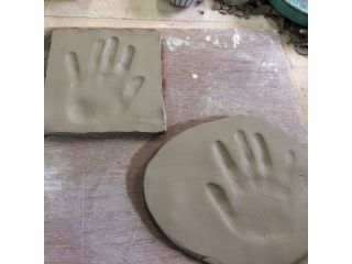 手びねりは自由に作品が作れますので、こんな手形も記念に作れます♪
お子様の成長記録にいかがですか?