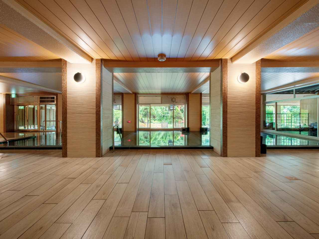 山の湯 内湯 ※広々とした開放感ある浴場で庭園を眺めながら、温泉をご満喫ください。