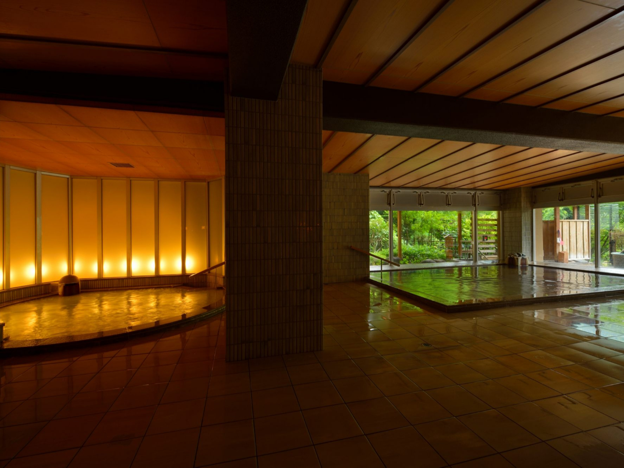 森の湯には「内湯」や「シルクバス」をはじめ、陶器風呂や名物「立湯露天風呂」など多彩なお風呂がございます。