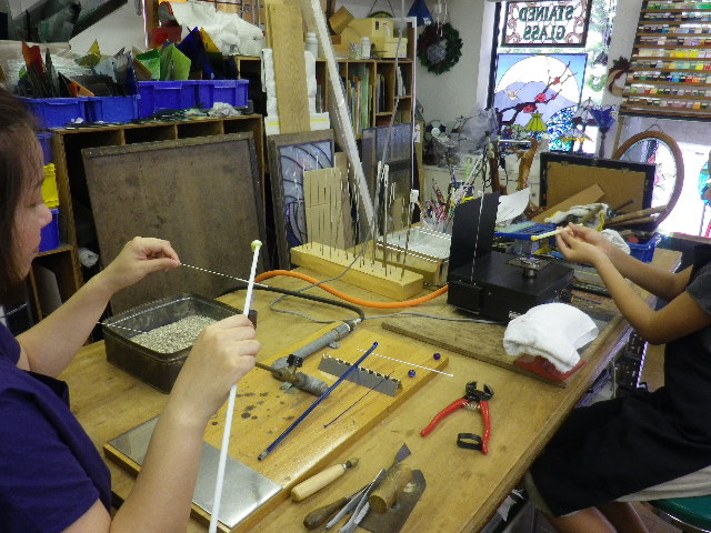 ガラス棒を選んでバーナーで溶かしてステンレス棒に巻き付けます。