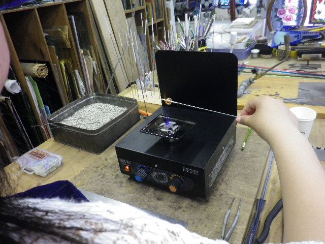 バーナーでガラスを溶かして丸くします。