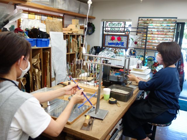 お好きな色のガラス棒を溶かします。