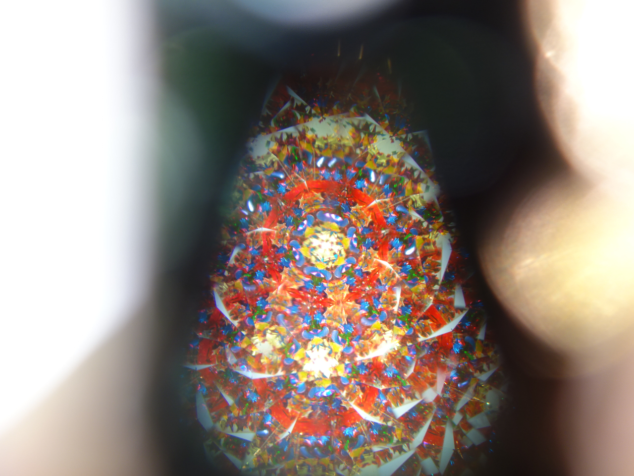 ICEHh_̒ɐ̌`̌`ׂF̂ԂԂv̂悤ɏ㕔痬Ă͗l܂BɂȂy܂B