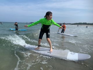遠浅でサーフィンの入門には最適な国府ノ浜。サーフボードの上に立って滑る爽快感は何事にもかえれない感覚ですよ!