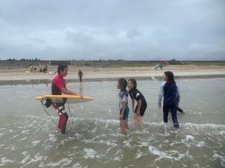 遠浅でサーフィンの入門には最適な国府ノ浜。サーフボードの上に立って滑る爽快感は何事にもかえれない感覚ですよ!