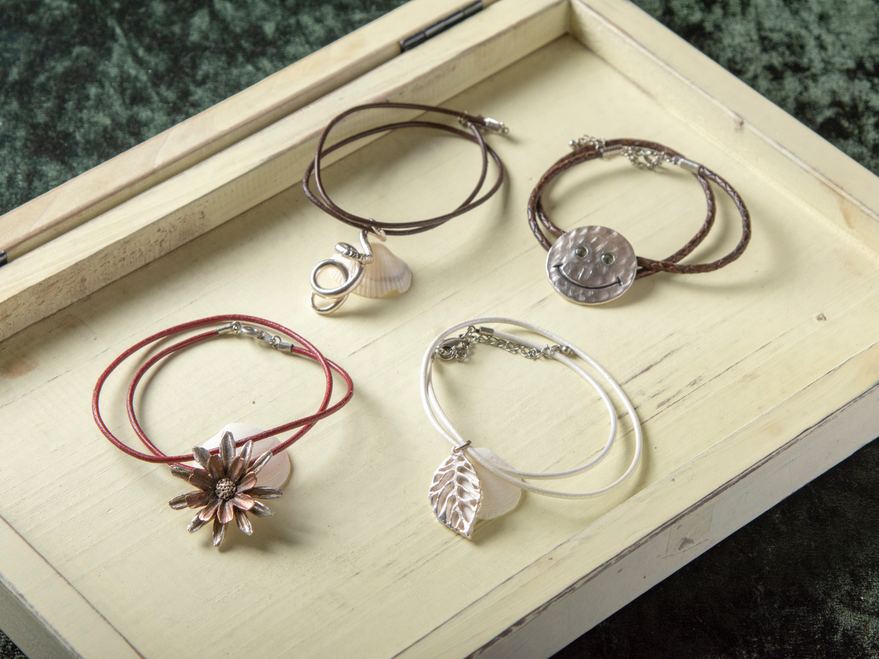 チョーカーも素敵♪革紐のカラーもいろいろ♪カラフルに〜