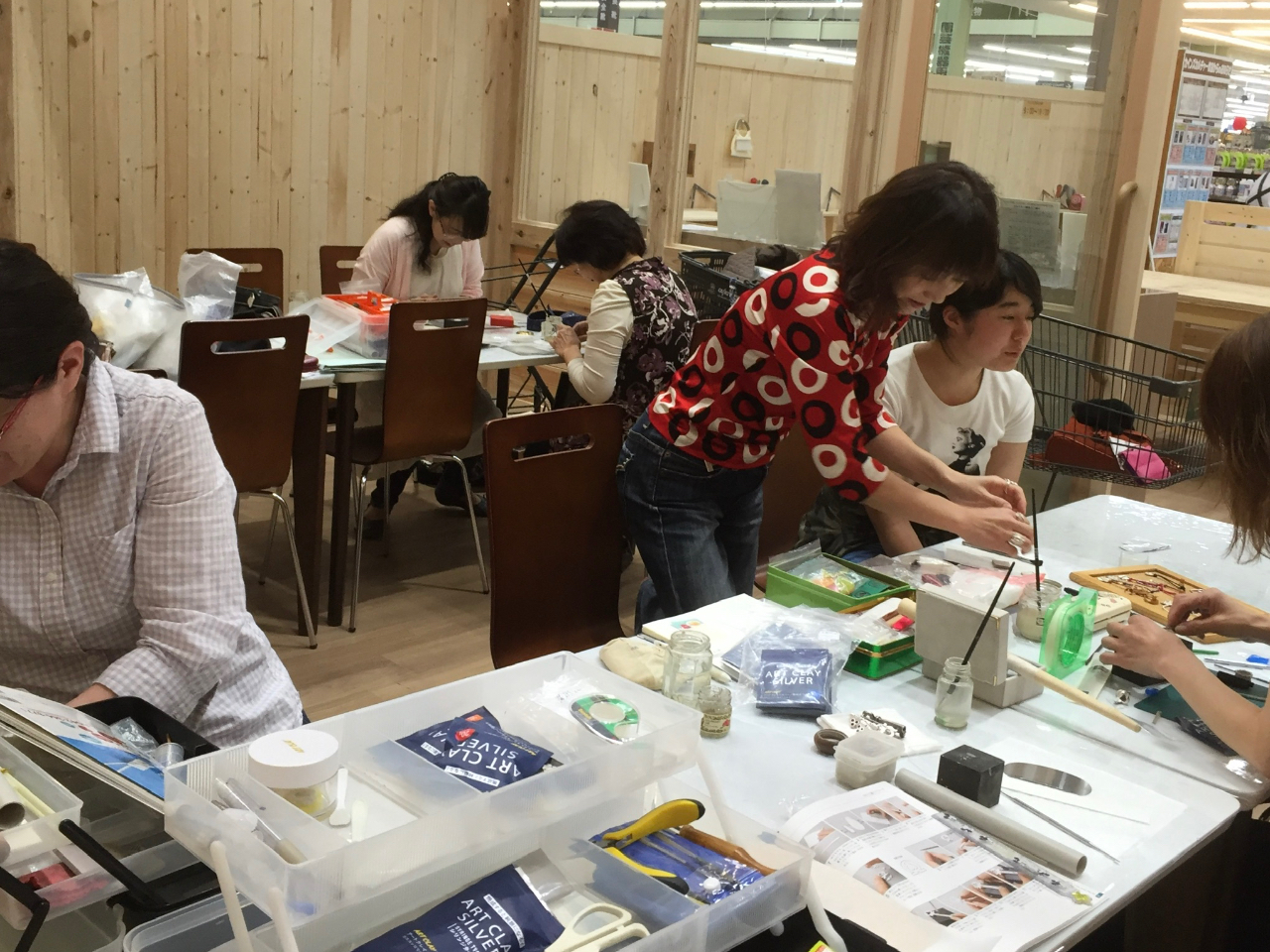 みんな楽しく真剣に製作中♪シルバー粘土インストラクターの資格取得も可能です♪