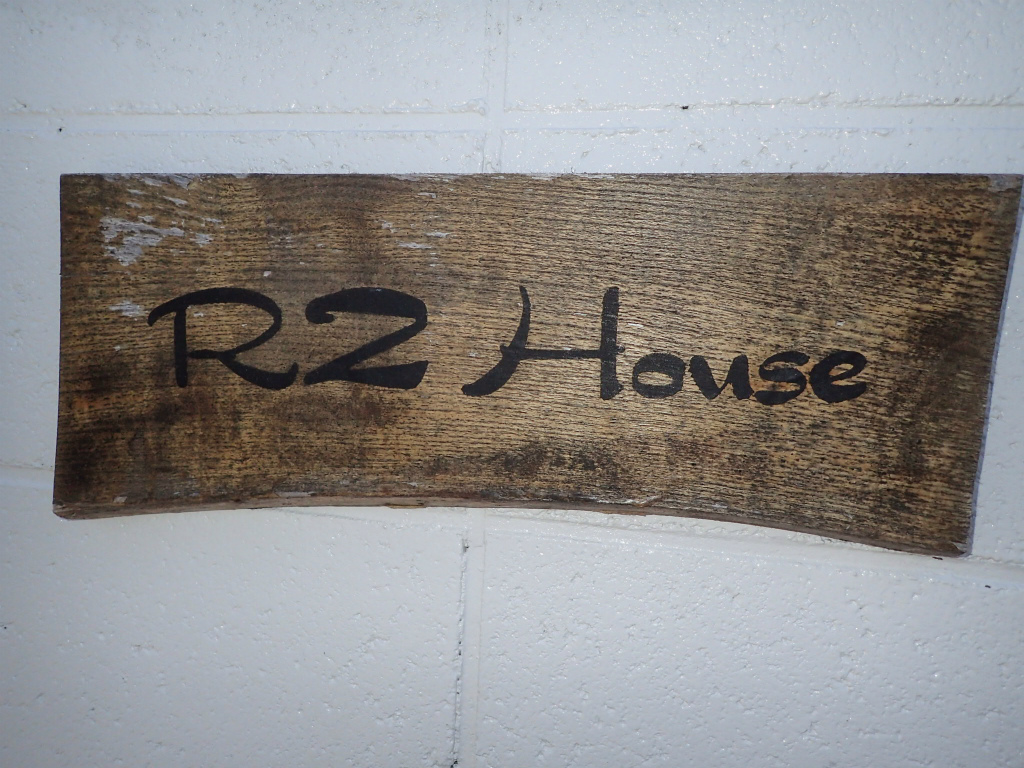 ���{�̕l�̑O�ɂ́AR2 SURF��p���ԏ�iR2 HOUSE)���������܂�