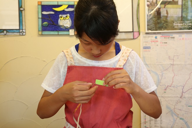 ステンドグラス1日体験の制作風景です。集中して作成中^^