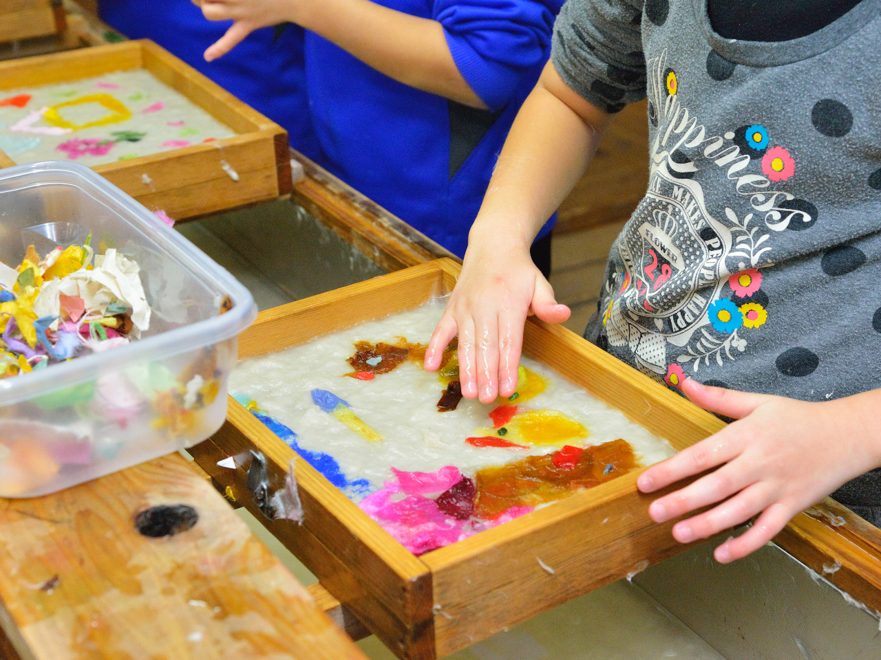 お子様から大人の方まで、ご家族で、ご友人で、カップルで、楽しく紙すき体験!