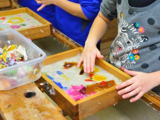 お子様から大人の方まで、ご家族で、ご友人で、カップルで、楽しく紙すき体験!