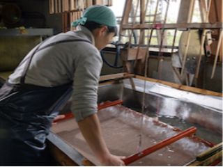 職人と同じ道具を使って伝統の紙すきに挑戦