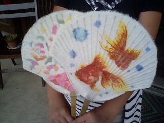 染め紙をちぎって好きな模様をつけます