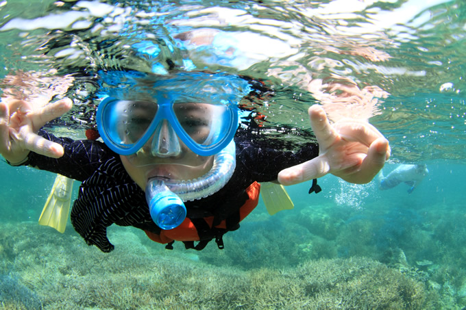 スノーケリングが初めてのかたにも丁寧にレクチャーします