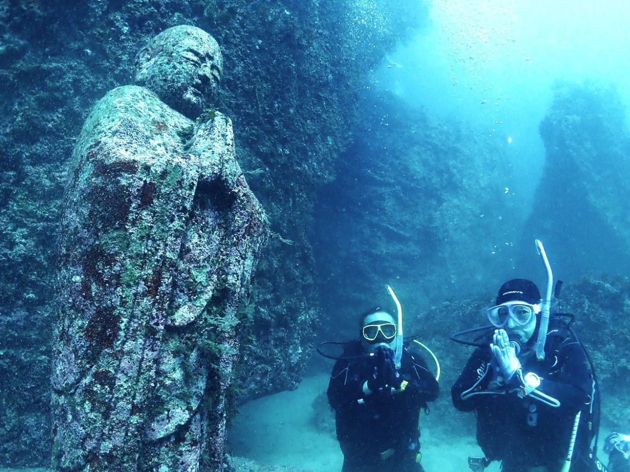 水中20mに奉られている幸福地蔵