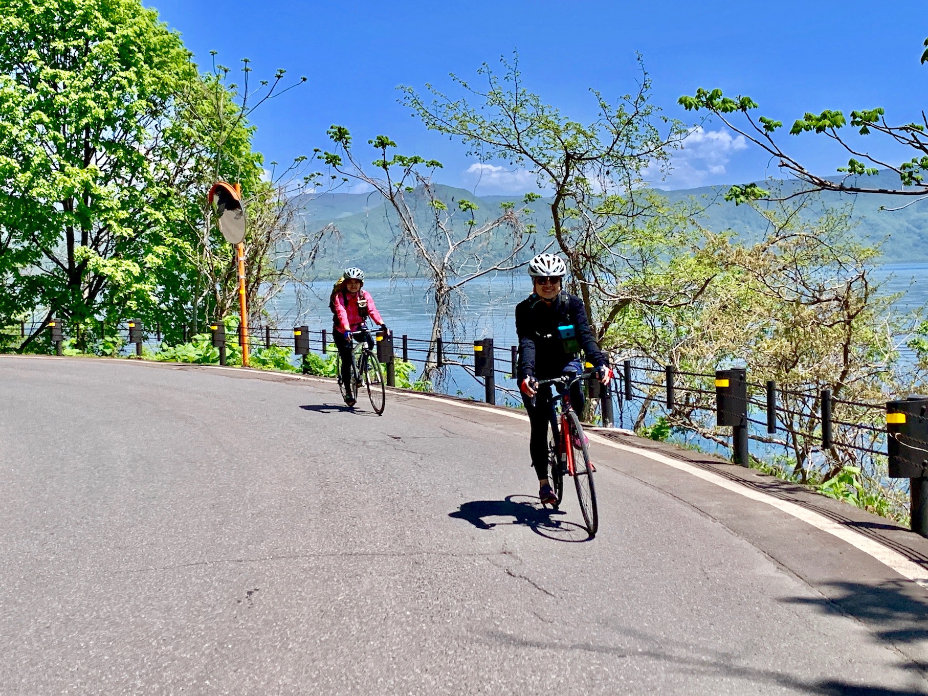 新緑の季節の北海道は爽やかな気候です。