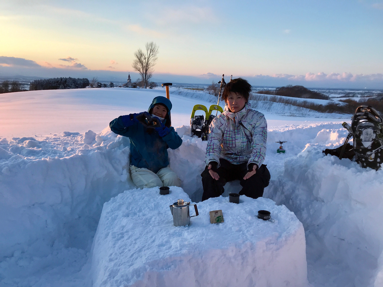 眺めのいい場所で雪のテーブルを作って、コーヒーパーコレーターで入れる本格的コーヒーを楽しみます。
