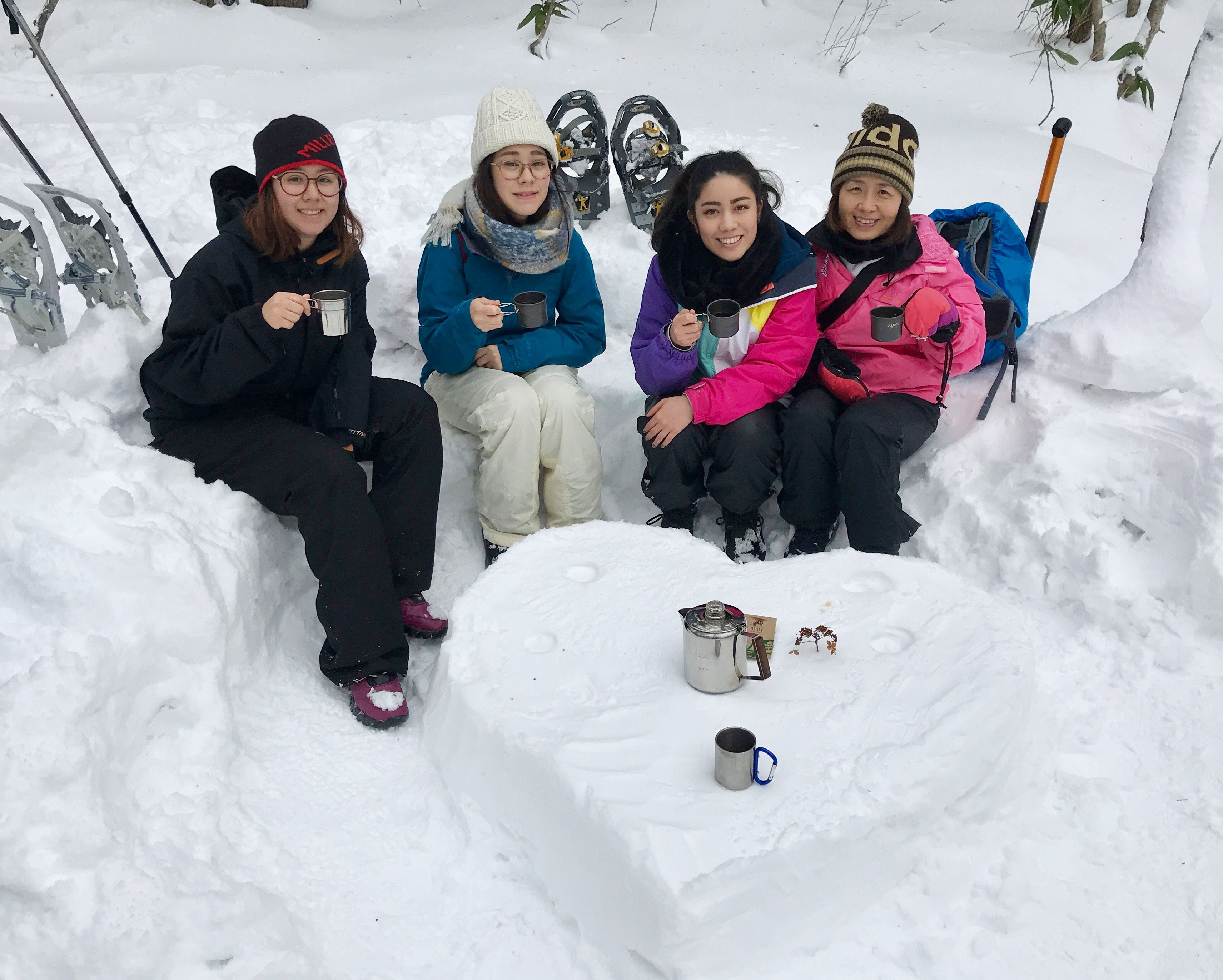 皆で雪のテーブルとイスを作って雪の森カフェの完成!パーコレーターで入れるあっつい珈琲で心も体も温まる