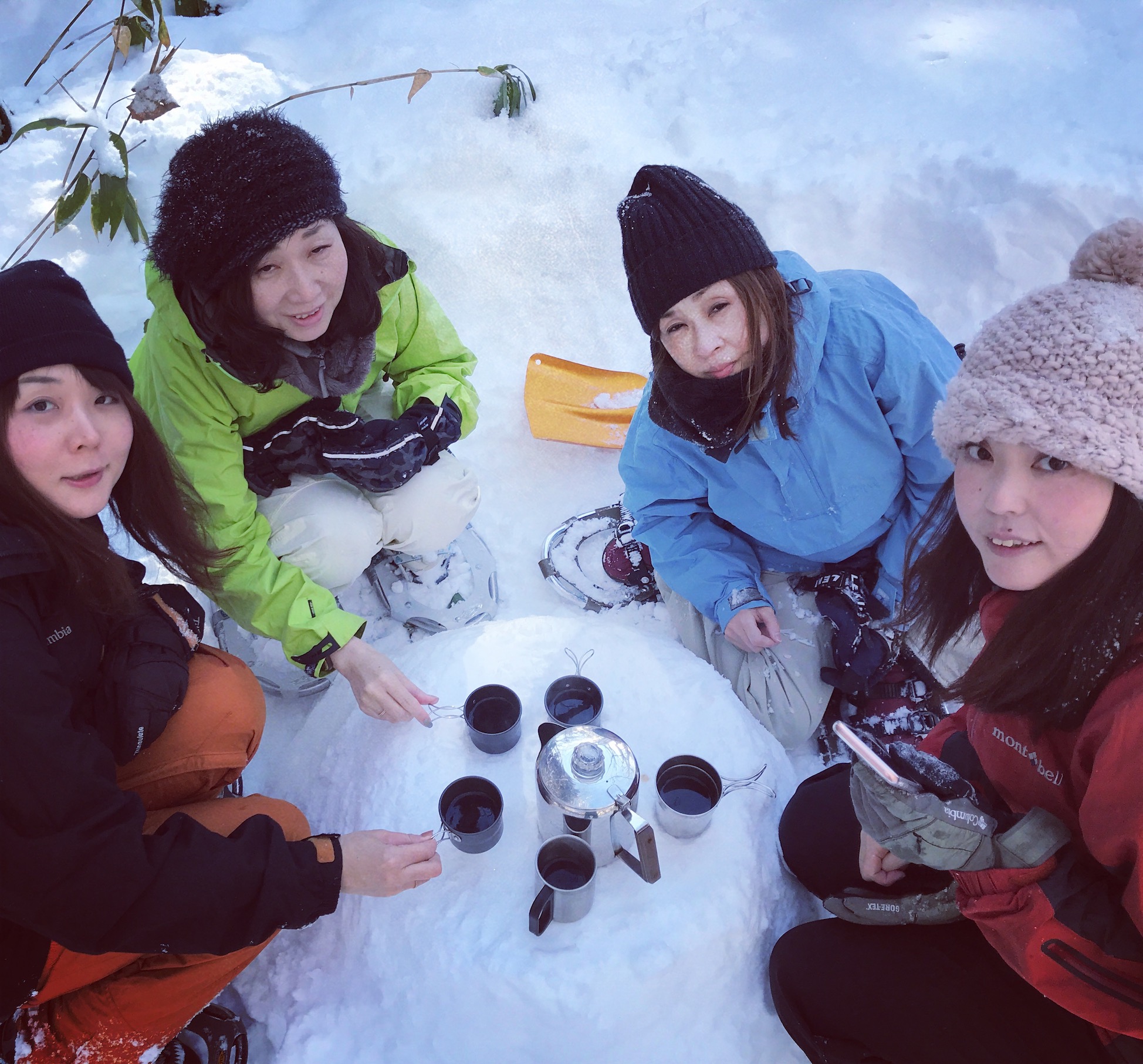 雪のテーブルとイスを作ってコーヒータイム