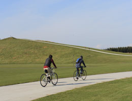 世界の芸術家イサムノグチの作品を巡りながらサイクリング