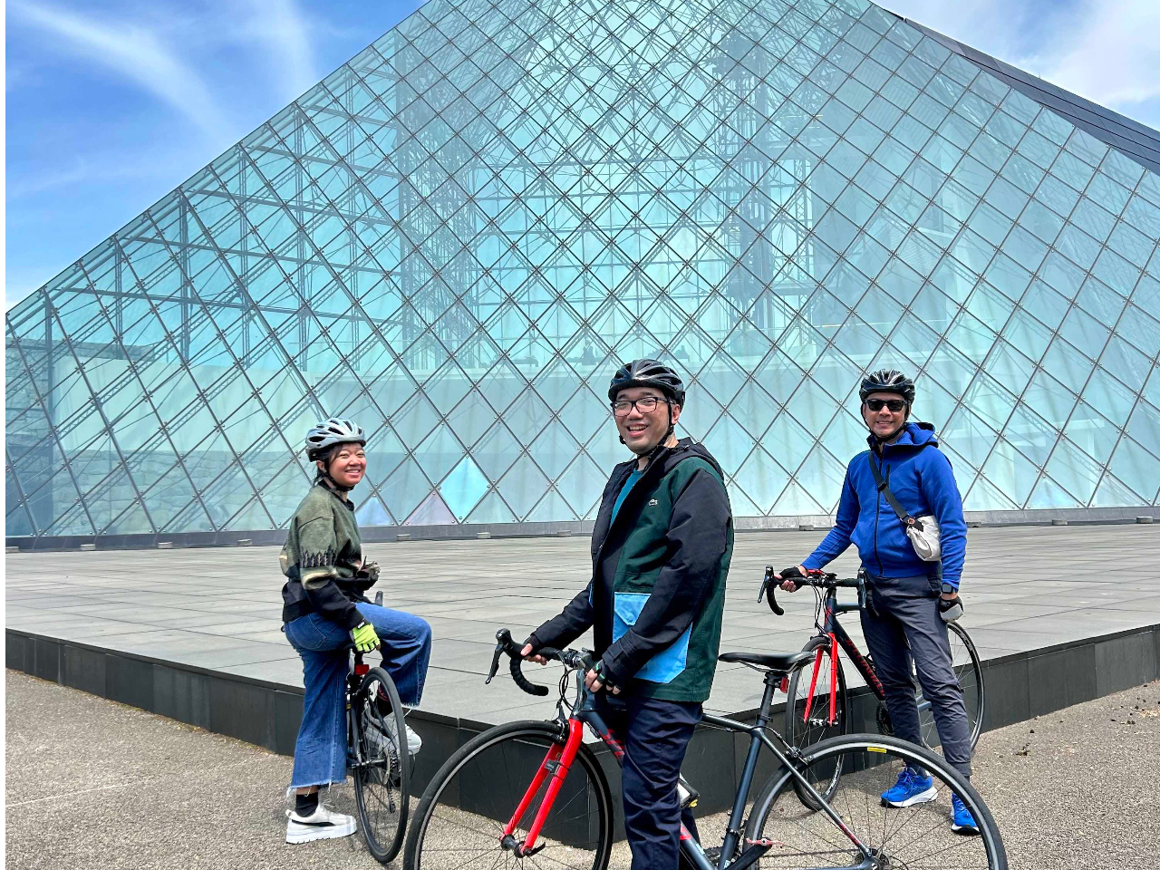 モエレ沼公園の象徴、ガラスのピラミッド前で