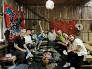 海女小屋で海女さんと話しながら海鮮バーベキュー