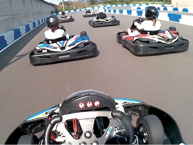 仲間とデットヒートでレーサー体験!