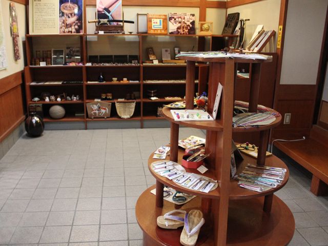 間々田ひもの商品が並ぶ店内。帯締めや羽織紐のような伝統的なものと並び、ストラップなどのお土産品や、革などの異素材と組み合わせたアクセサリーなども一見の価値あり!