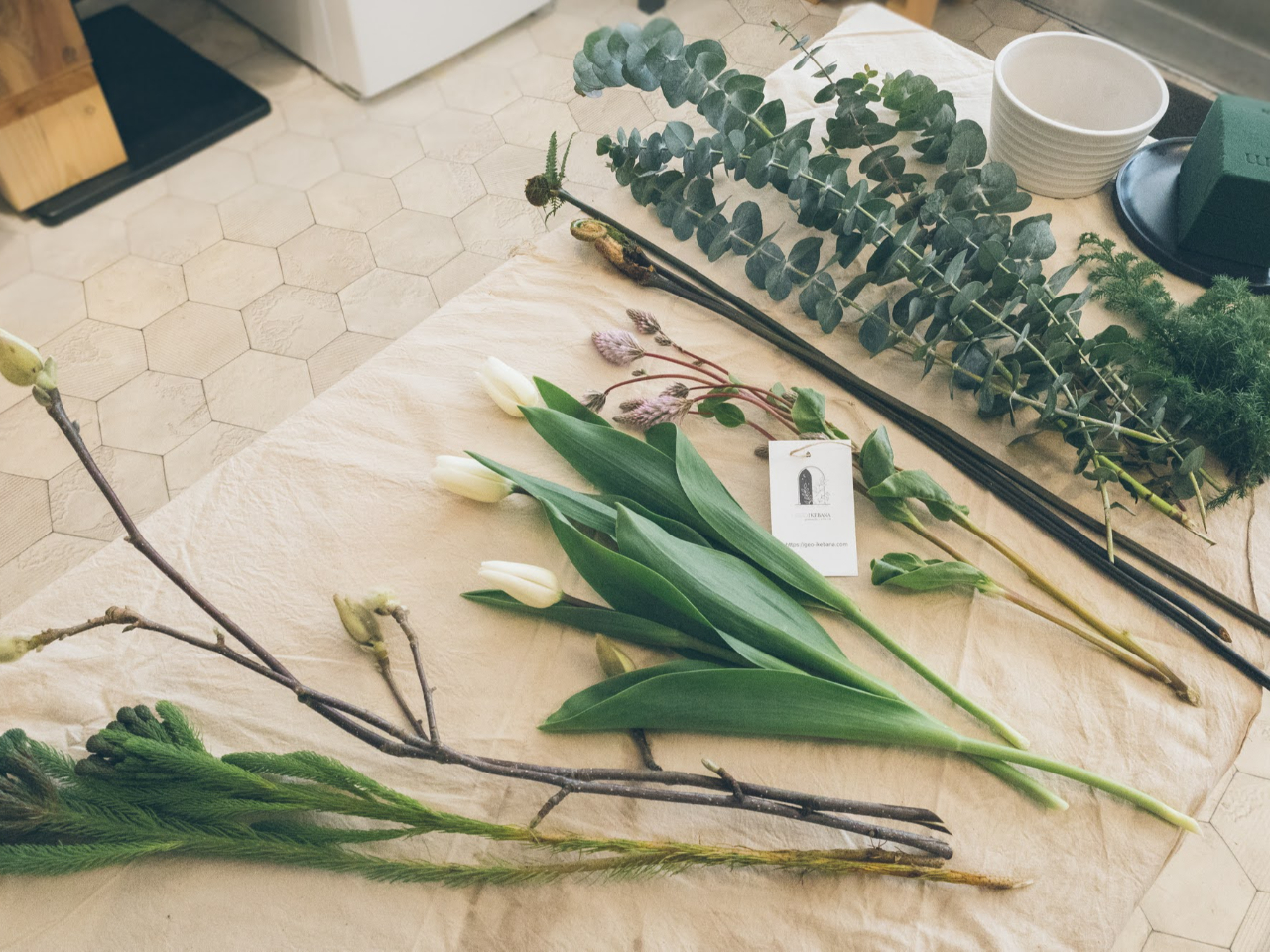 OɂԂ󂯎AɐgăoPcɓĒuĂĂˁB