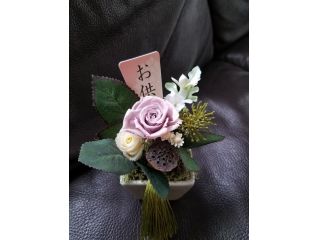 薄い紫か水色のバラの白のバラなど中、小のお花2輪を組み合わせたものになります。