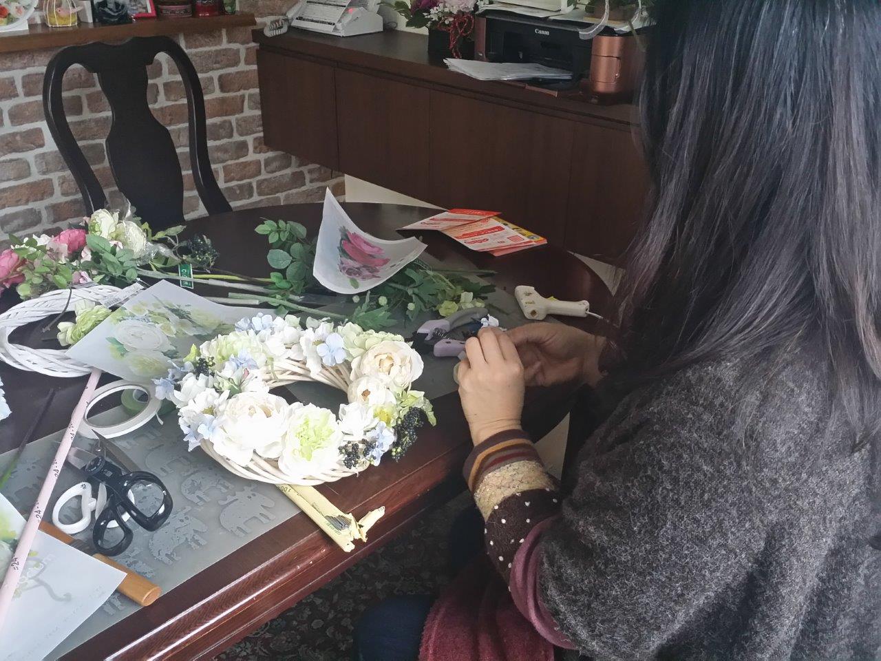 必要に応じてワイヤリングもしていきます。小さ目のパーツを沢山つくったほうが良いみたいです。ワイヤーが入っているので向きも変えられます。