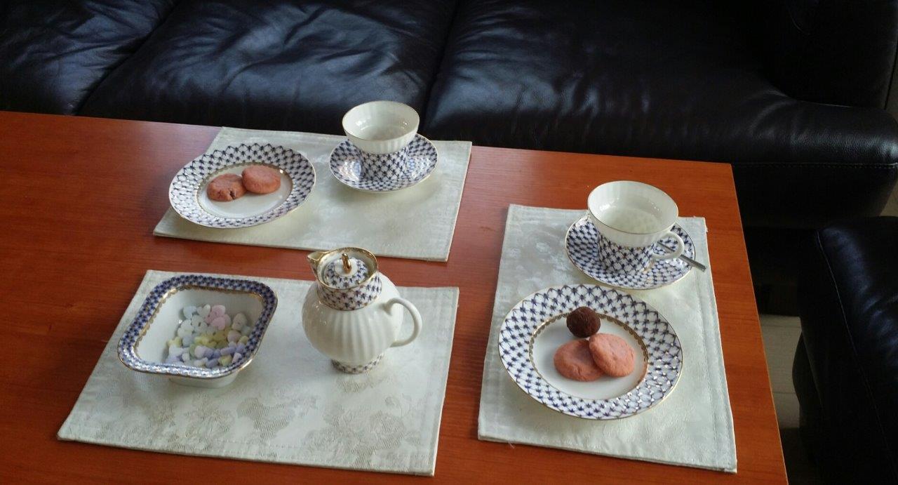 終わったあとは、ティータイム。先生がロシアに住んでいた時に購入したロモノーソフの食器でコーヒーを召し上がっていただきます。