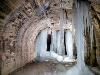 廃トンネル内の幻想的な風景(天候や降雪状況により景観は変わります)
