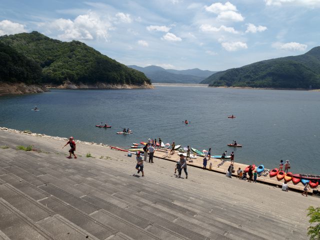 広々とした湖面をカヤックやカヌーなどで占有できます。