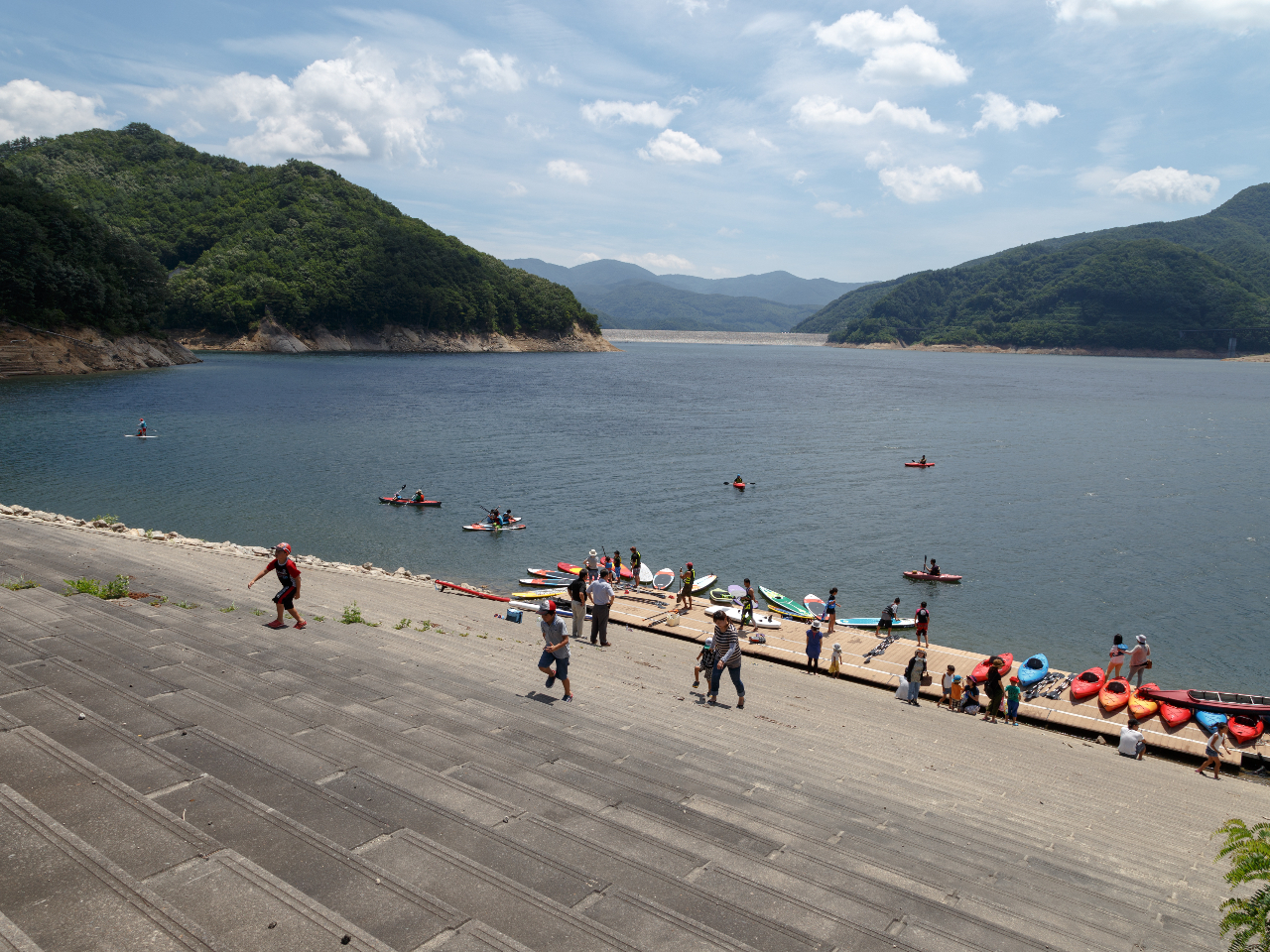 広々とした湖面をカヤックやカヌーなどで占有できます。