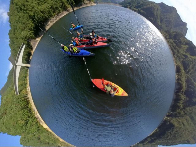 美しい自然に囲まれた静寂のダム湖で水辺の奏でる音に癒されます。