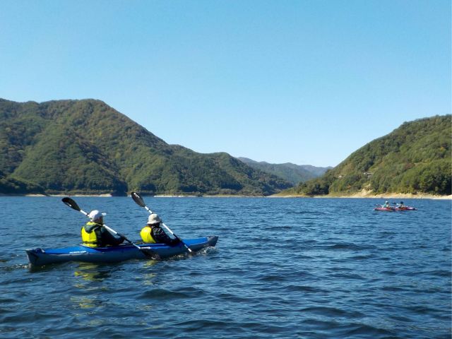 全長5km以上の広大なダム湖をのんびり水上ツーリング。
