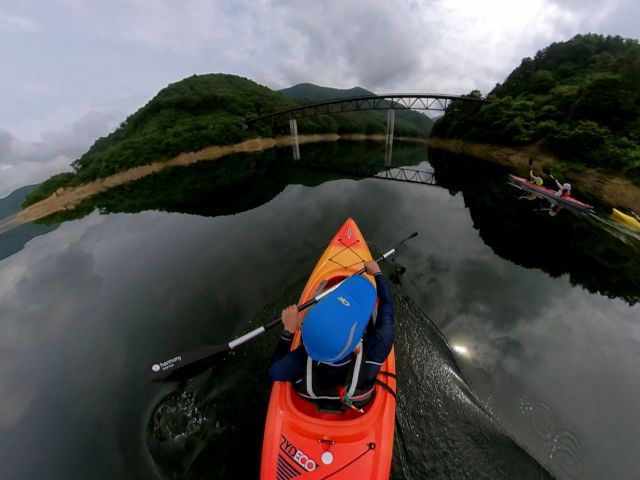 風がなければ鏡のように湖面に映つるウユニ湖みたいな景色がみられるかも。