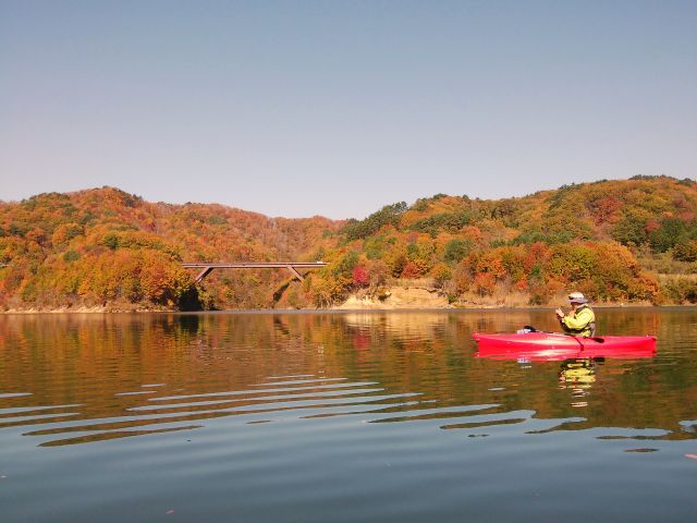 秋は紅葉のパノラマを湖面からお楽しみいただけます。